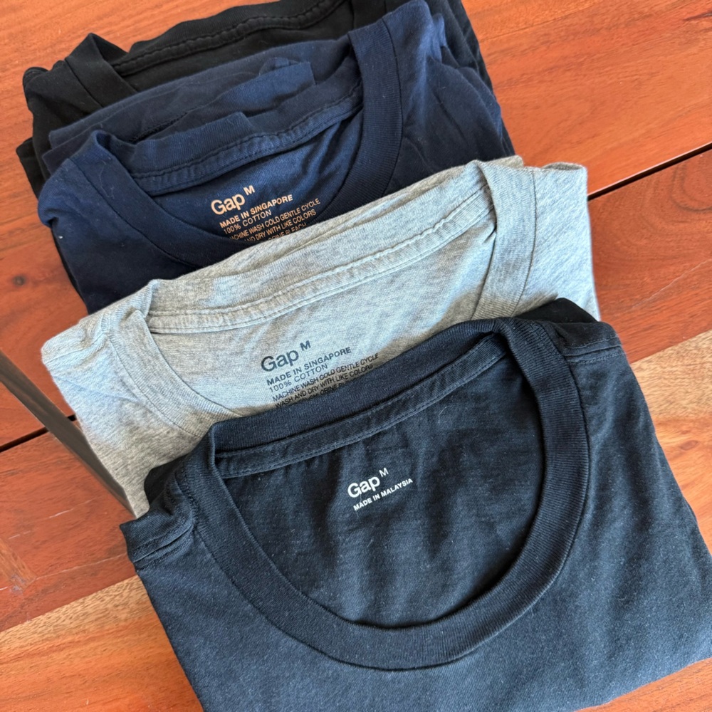 🦊 Bundle of 4 GAP Men's Short Sleeve Tees - Black, Navy, Gray